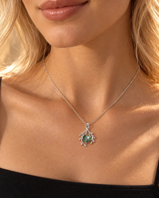Collier Agate Mousse Cœur et Branches en Argent 925 - porté par un mannequin, gros plan à la clavicule