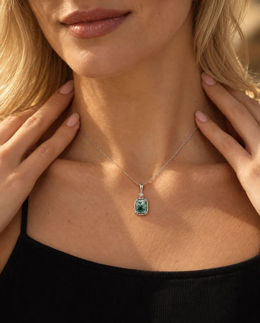 Collier Pendentif Agate Mousse en Argent 925 - porté par un mannequin, main posée sur le cou