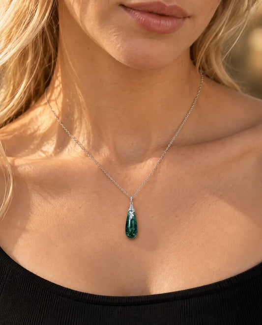 Collier Agate Mousse Goutte en Argent 925 - porté par un mannequin, gros plan à la clavicule