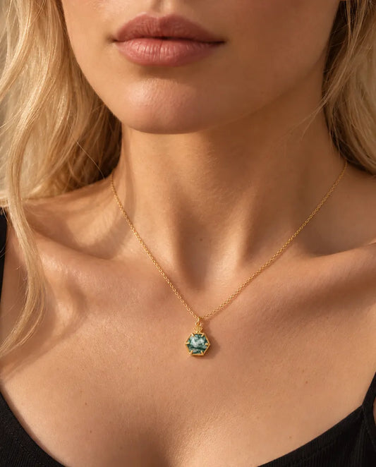 Collier Agate Mousse Hexagonale en Argent 925 Plaqué Or - porté par un mannequin, gros plan à la clavicule