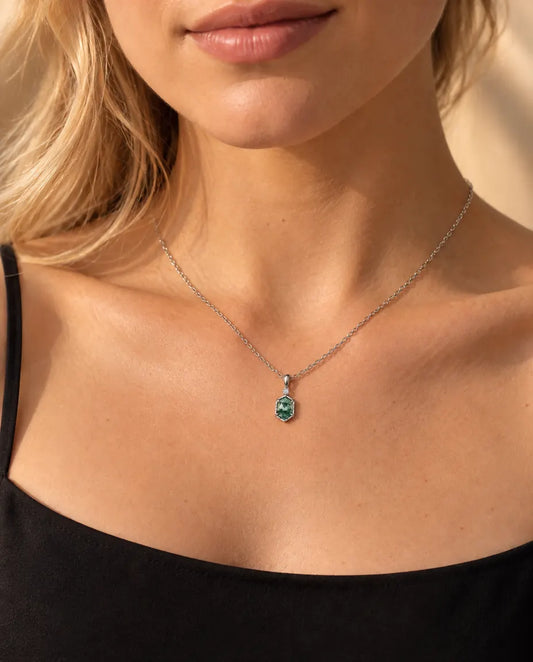 Collier Agate Mousse Hexagonale en Argent 925 - porté par un mannequin, gros plan à la clavicule
