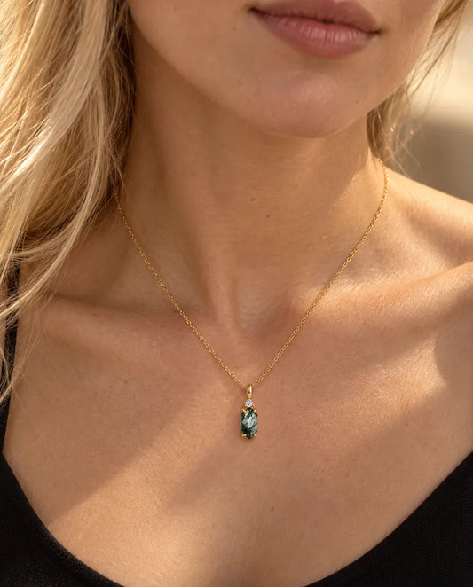 Collier Agate Mousse Hexagone Fin en Argent 925 - porté par un mannequin, gros plan à la clavicule