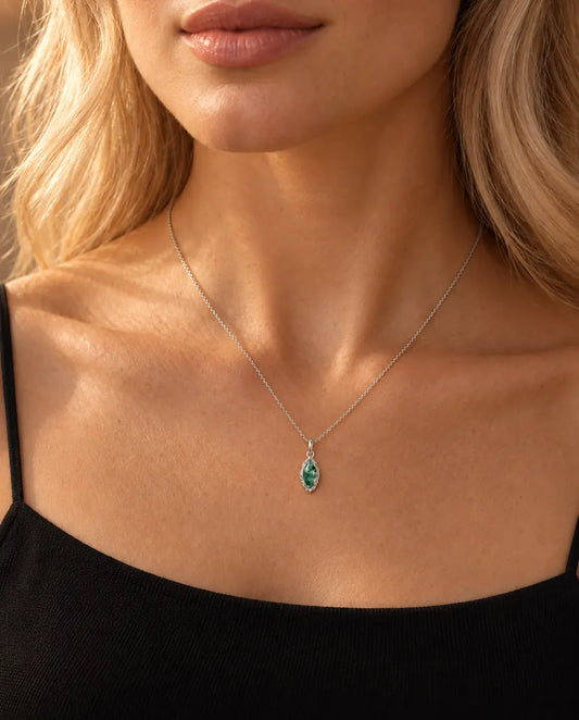 Collier Agate Mousse Marquise en Argent 925 - porté par un mannequin, gros plan à la clavicule