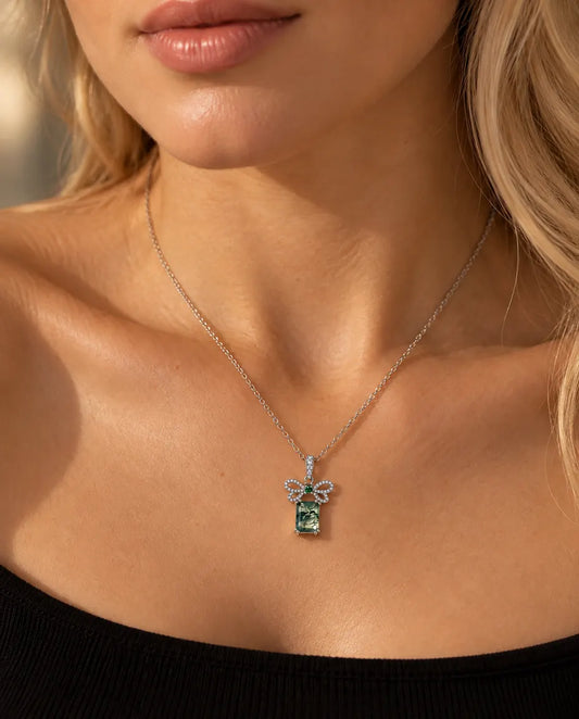 Collier Agate Mousse Nœud en Argent 925 - porté par un mannequin, gros plan à la clavicule