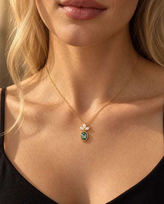 Collier Agate Mousse et Opale en Argent 925 Plaqué Or - porté par un mannequin, gros plan à la clavicule