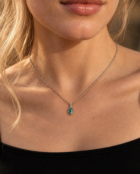 Collier Agate Mousse Ovale en Argent 925 - porté par un mannequin, gros plan à la clavicule