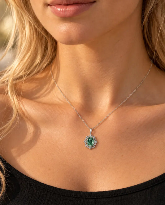 Collier Pendentif Agate Mousse Vintage en Argent 925 - porté par un mannequin, gros plan à la clavicule