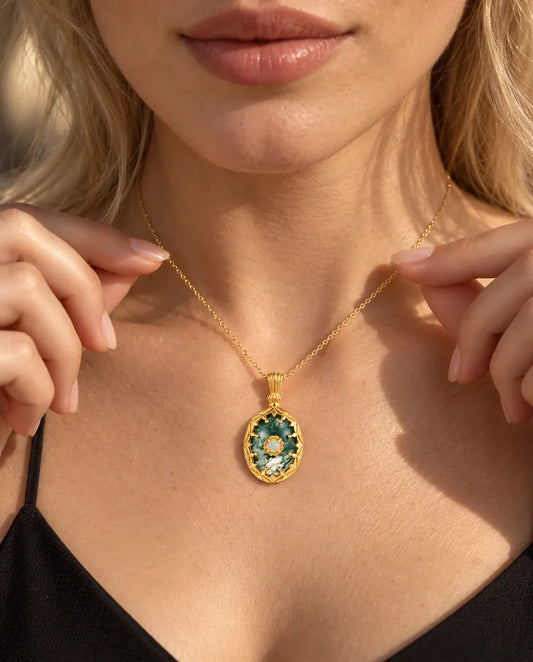 Collier Agate Mousse Ovale en Argent 925 Plaqué Or - porté par un mannequin qui tient la chaîne du bout des doigts