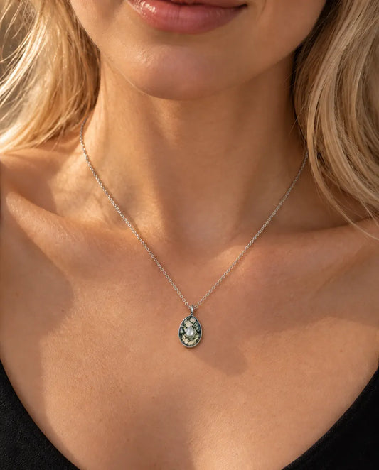 Collier Agate Mousse Pendentif Œuf en Argent 925 - porté par un mannequin, gros plan à la clavicule