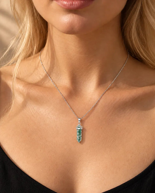Collier Agate Mousse Pointe Hexagonale en Argent 925 - porté par un mannequin, gros plan à la clavicule