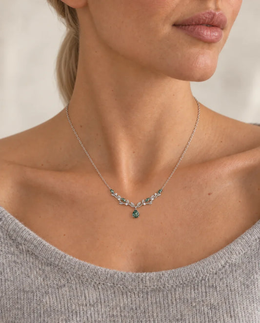 Collier Agate Mousse - porté par un mannequin