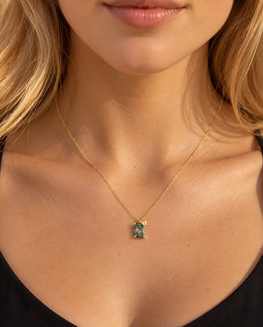 Collier Agate Mousse en Argent 925 Plaqué Or - porté par un mannequin, gros plan à la clavicule