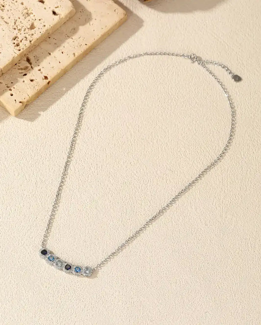 Collier Barre Dégradé Bleu - Six pierres bleues serties halo, barre courbe 34 mm, argent 925, 40+5 cm
