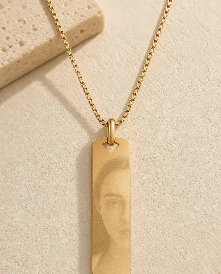 Collier Barre à Photo Gravée Personnalisé, Votre Photo Gravée sur un Pendentif Barre avec un Prénom au Dos, Or Argent ou Noir