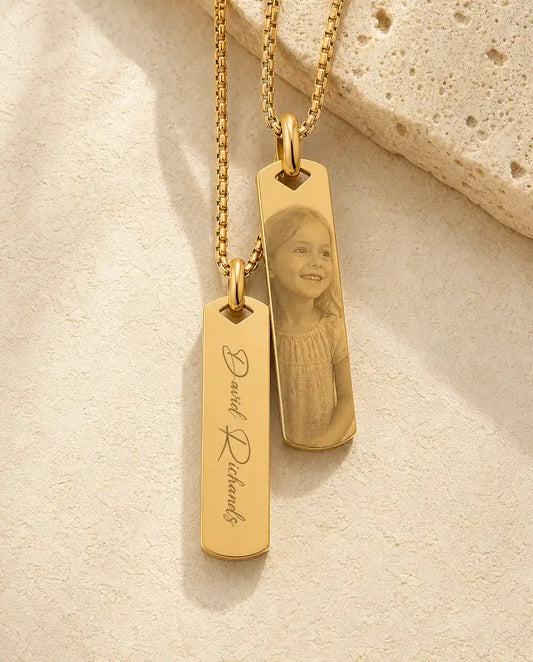 Collier Barre à Photo Gravée Personnalisé, Votre Photo Gravée sur un Pendentif Barre avec un Prénom au Dos, Or Argent ou Noir