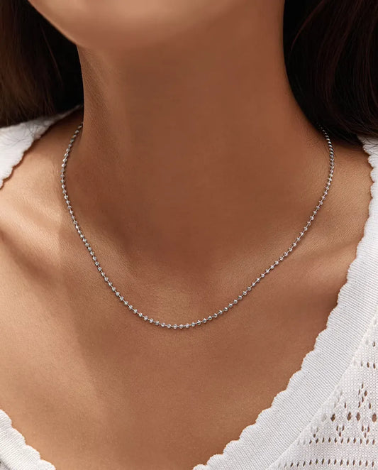 Collier Perles Facettées en Argent 925 - porté par un mannequin