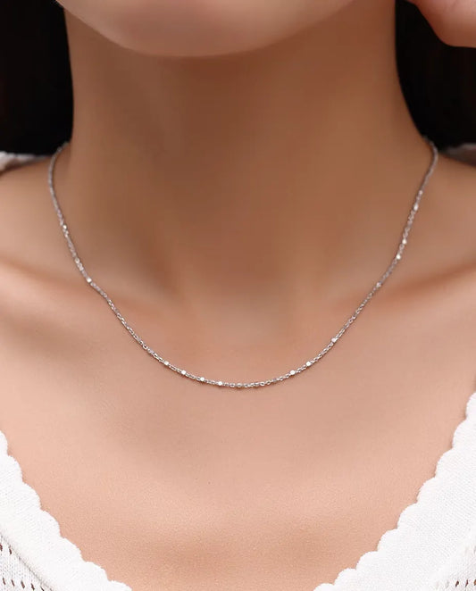 Collier Chaîne à Paillettes en Argent 925 - porté par un mannequin