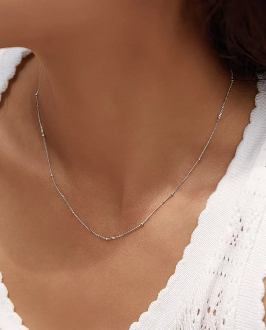 Collier Chaîne Satellite en Argent 925 - porté par un mannequin