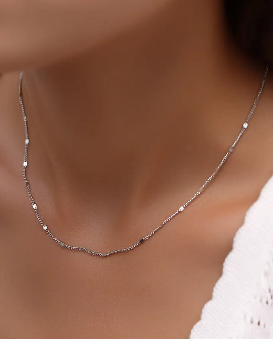 Collier Chaîne à Stations en Argent 925 - porté par un mannequin, gros plan à la clavicule