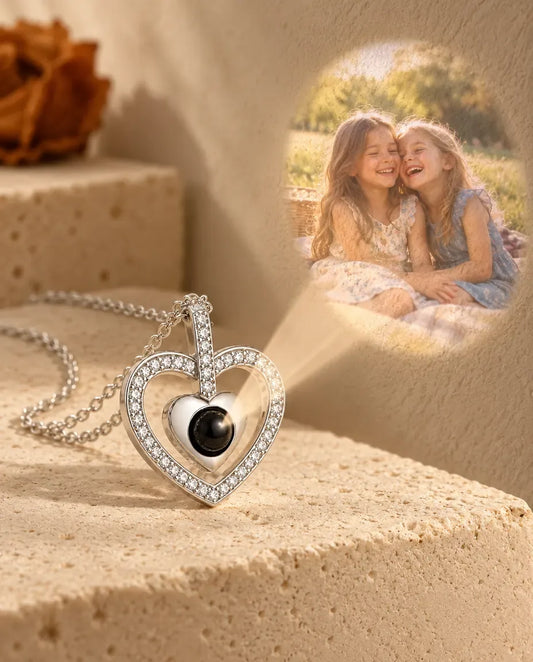 Collier double cœur photo projection personnalisé - projette la photo cachée sur un mur
