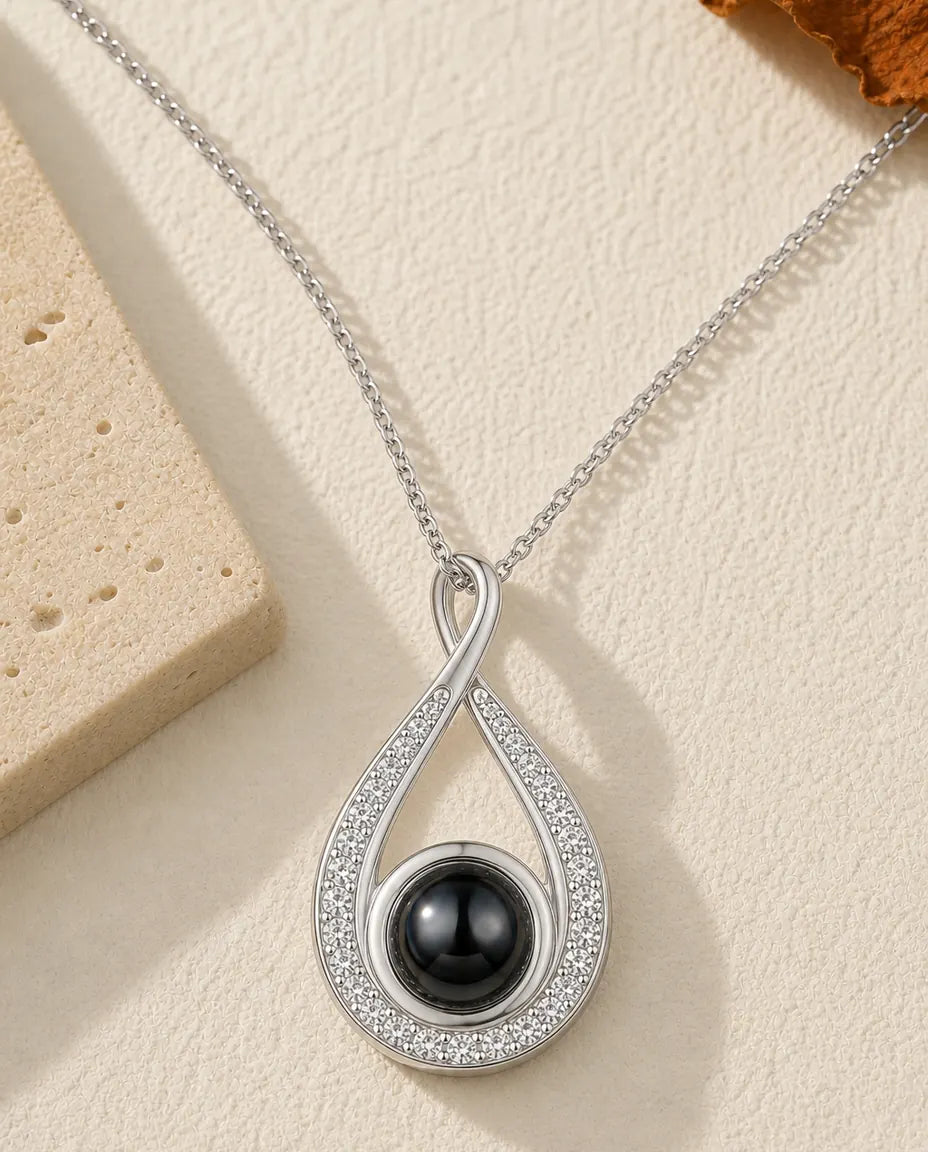 Collier goutte photo projection personnalisé, pendentif argenté pavé de zircons avec votre photo dans la perle, cadeau pour elle