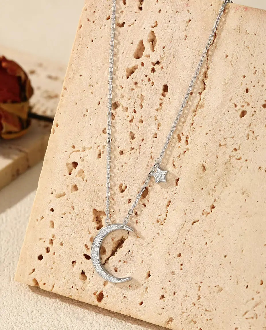 Collier Lune et Étoile en Argent 925 – Pendentif Croissant de Lune Pavé de Zircones avec Petite Breloque Étoile, Collier Céleste Cadeau pour Elle