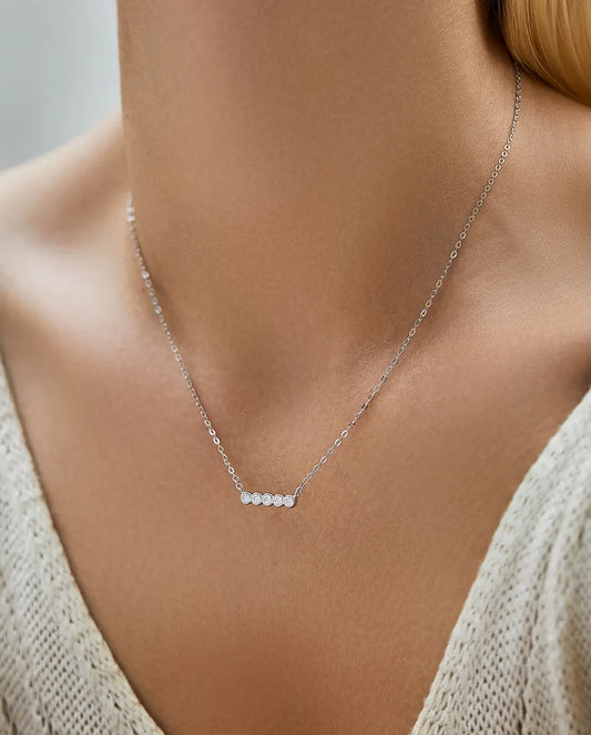 Collier Moissanite Barre – cinq pierres couleur D serties clos en argent 925