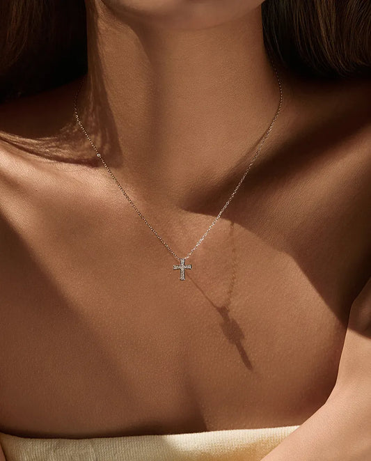 Collier Moissanite Croix Fine – 8 pierres couleur D VVS1, pendentif de 10 x 12 mm en argent 925