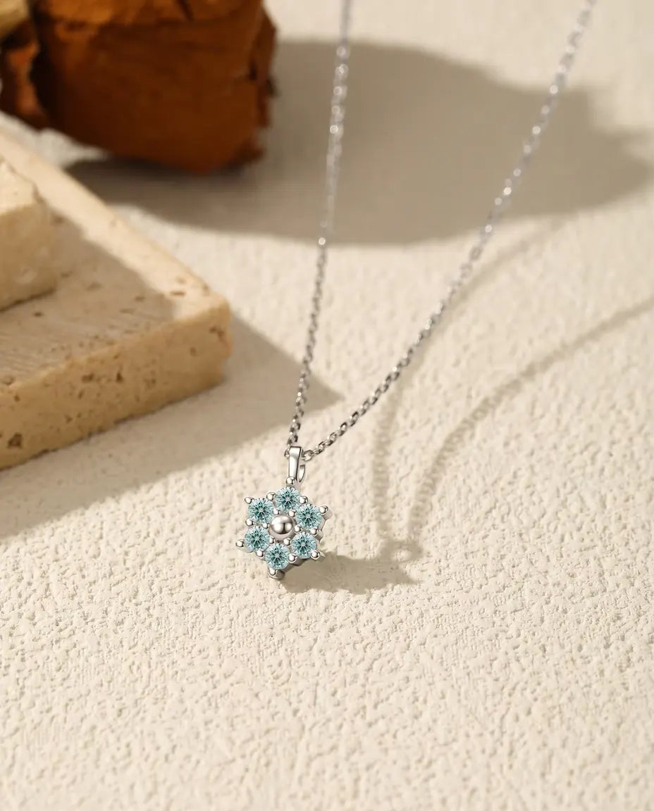 Collier Moissanite Fleur Bleu Aqua - six pierres de 2 mm autour d'une perle d'argent polie, argent 925, 40+5 cm