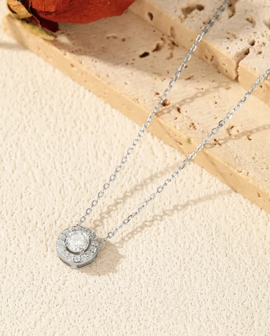 Collier Moissanite Halo Rond – pierre de 0,5 ct couleur D VVS1 en argent 925