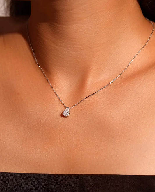 Collier Moissanite Poire 1 ct en Argent 925 - porté par un mannequin, gros plan à la clavicule