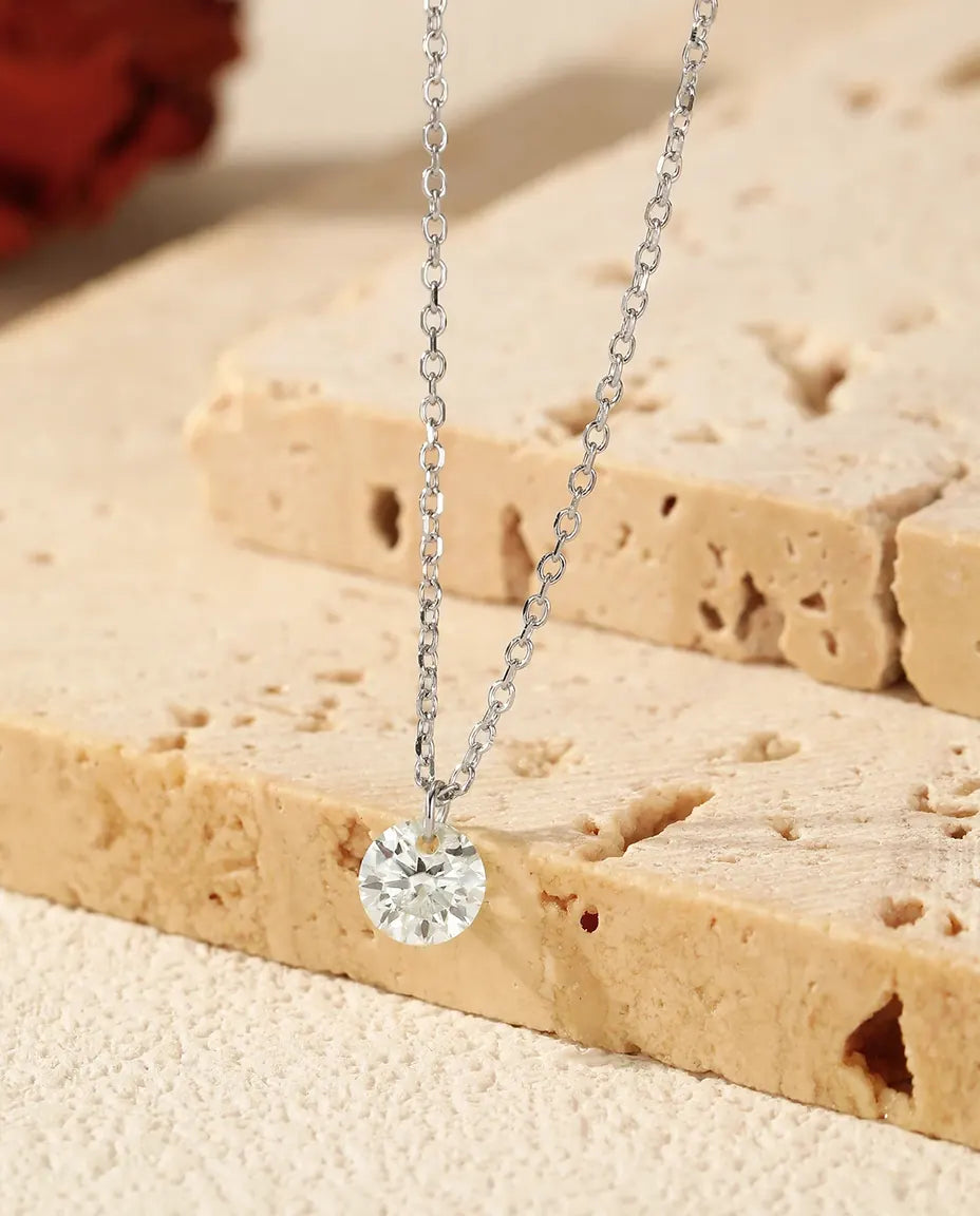 Collier moissanite solitaire 0,5 ct – pierre ronde couleur D VVS1 sur quatre griffes, argent 925, chaîne 40+5 cm