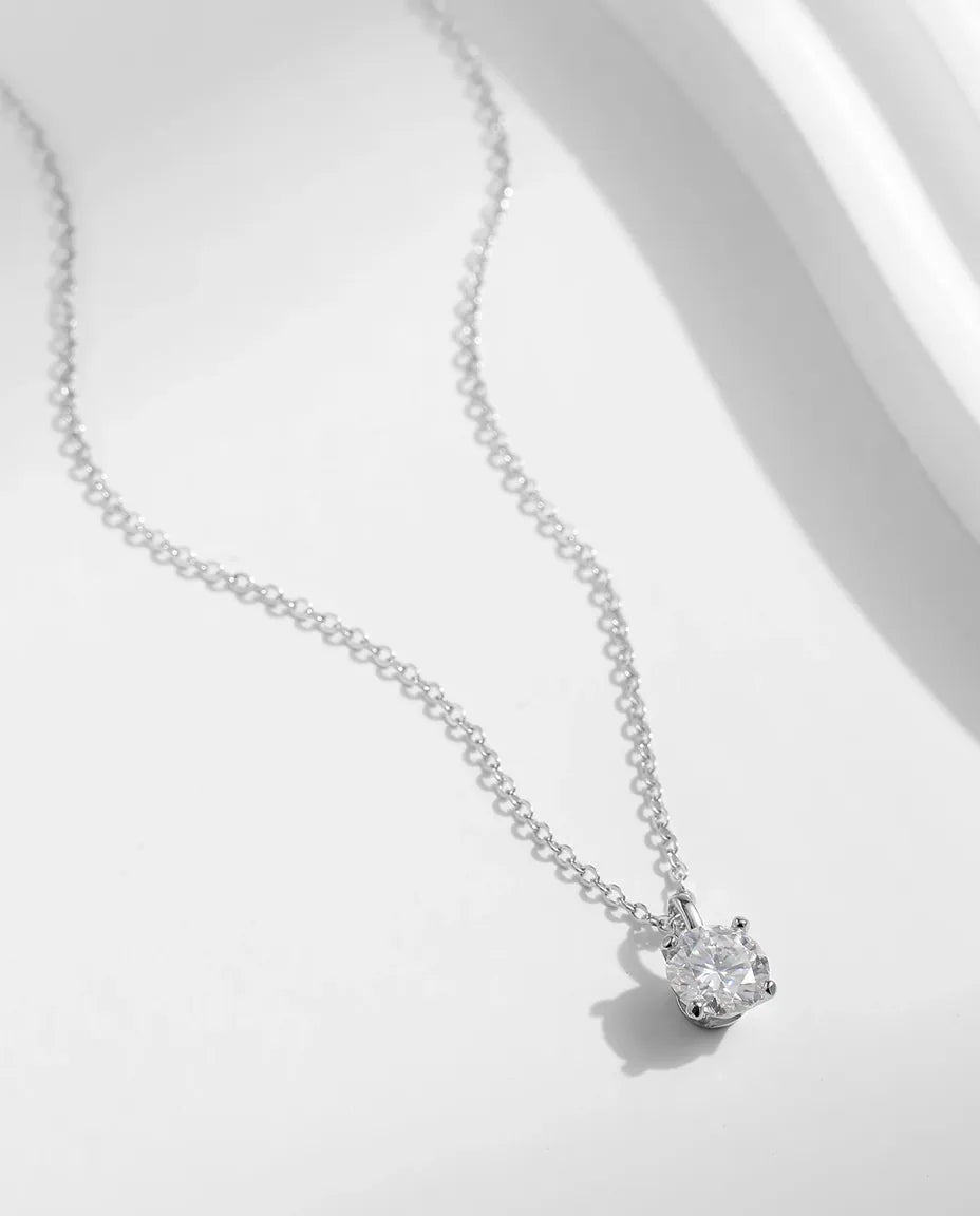 Collier Moissanite Solitaire 1 ct – pierre ronde couleur D VVS1 à quatre griffes en argent 925