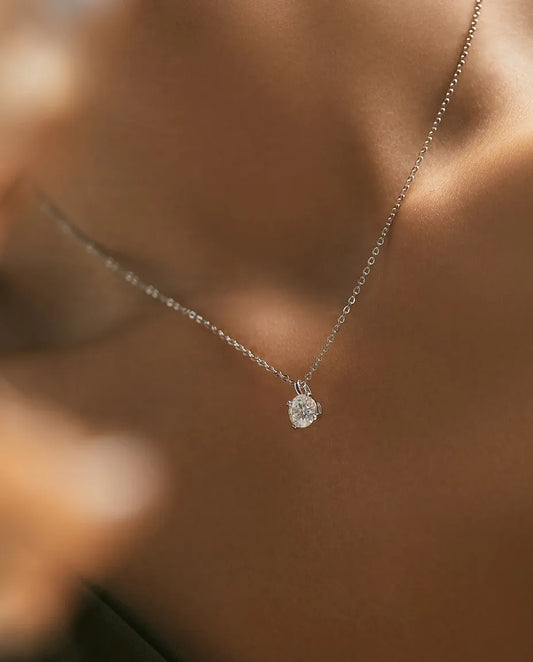 Collier Moissanite Solitaire 1 ct – pierre ronde couleur D VVS1 à quatre griffes en argent 925