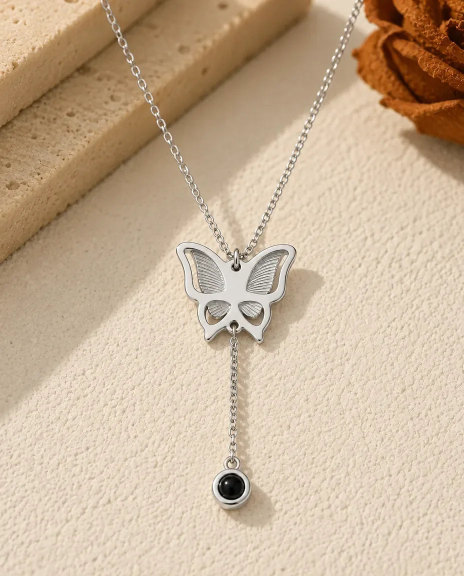 Collier papillon photo projection personnalisé - vue de face en argent
