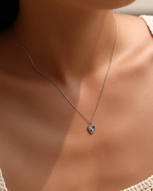 Collier Pendentif Cœur en Argent 925 - porté par un mannequin