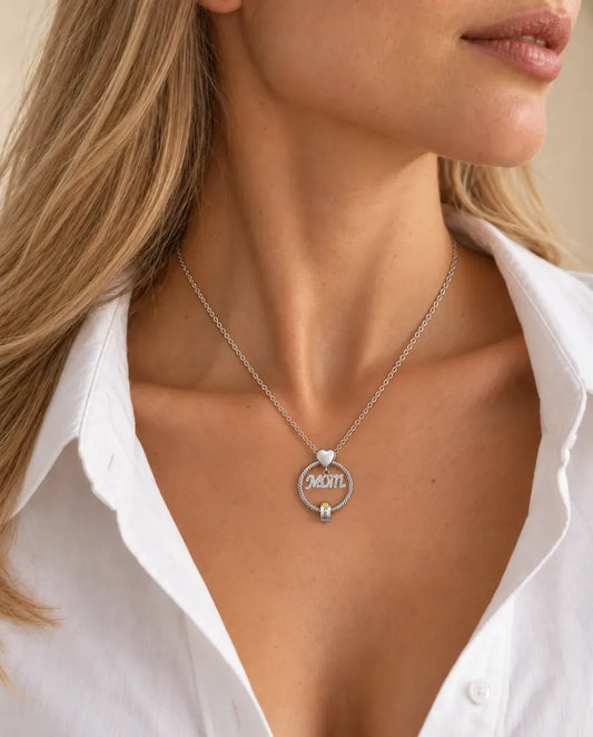 Collier Personnalisé Maman - porté par un mannequin