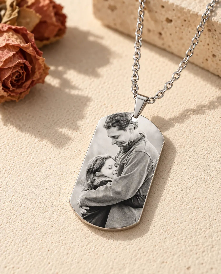 Collier photo papa en acier titane avec photo d’un père et sa fille gravée en noir et blanc