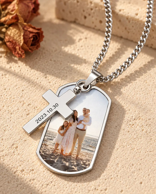 Gros plan sur la croix gravée d’une date du collier photo