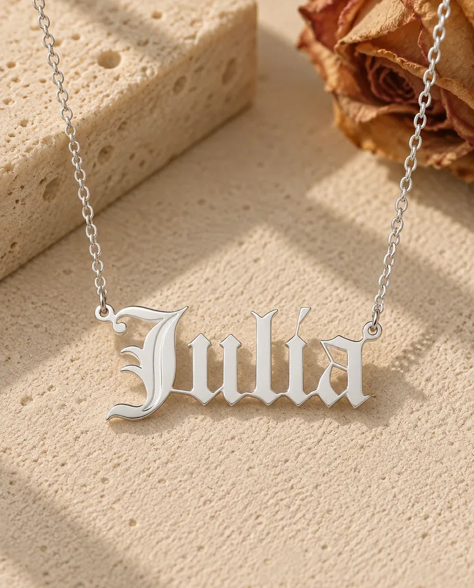 Collier Prénom Gothique Old English - vue de face en argent