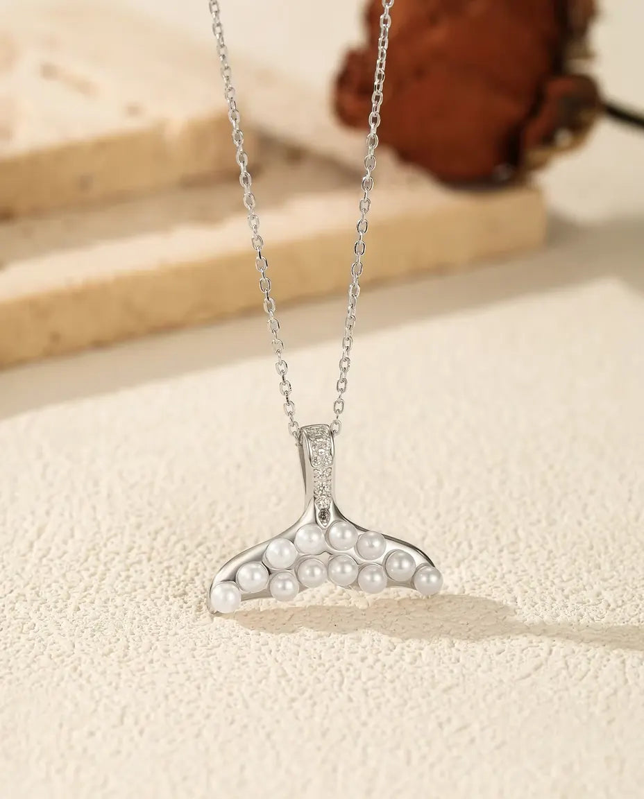 Collier Queue de Baleine à Perles Blanches - nageoire en argent, bélière pavée, chaîne 40+5 cm, argent 925