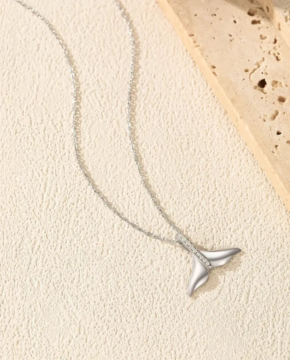 Collier Queue de Baleine - nageoire en argent poli, bélière pavée, chaîne 40+5 cm, argent massif 925