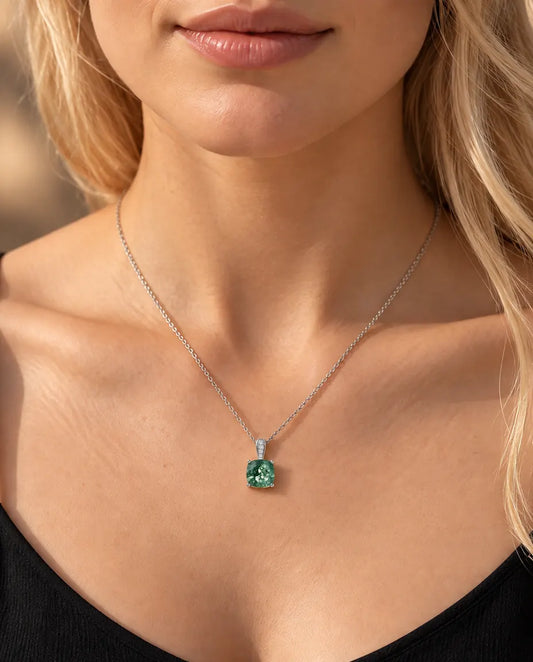 Collier Solitaire Agate Mousse en Argent 925 - porté par un mannequin, gros plan à la clavicule