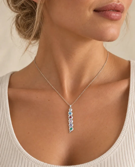 Collier Personnalisé Spirale - porté par un mannequin