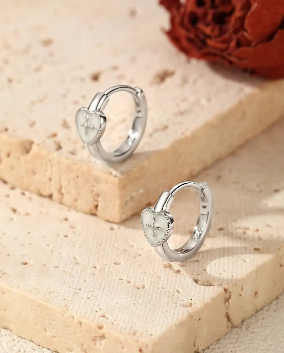 Créoles Cœur et Croix - cœur blanc nacré de 5,5 x 6 mm sur créoles de 12,5 mm en argent sterling 925
