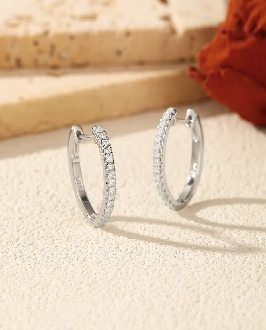 Boucles d’Oreilles Créoles Moissanite en U en Argent 925 - la paire posée côte à côte sur une surface claire texturée