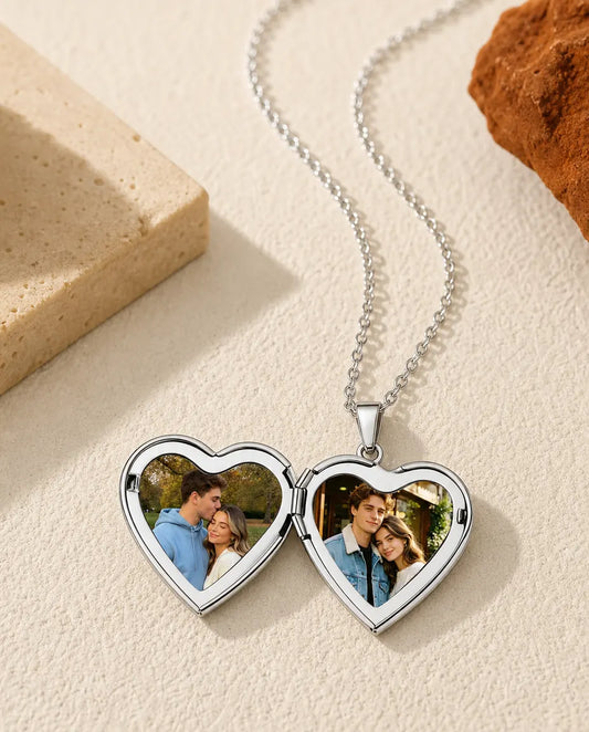 Médaillon cœur personnalisé avec 2 photos & gravure – relief floral, collier argenté ou doré, cadeau souvenir pour elle