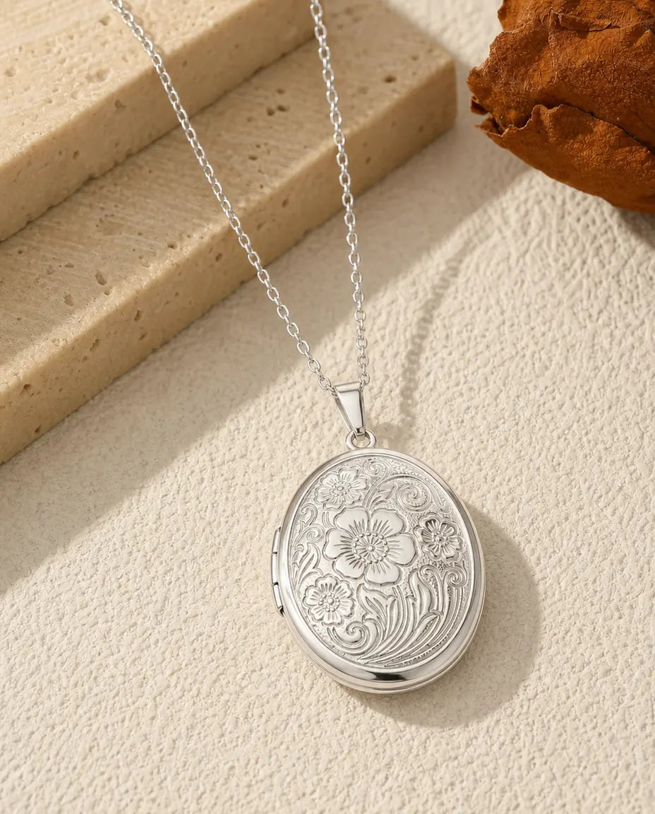 Médaillon ovale personnalisé avec 2 photos – gravure fleurs sauvages, collier argenté ou doré, gravure au dos
