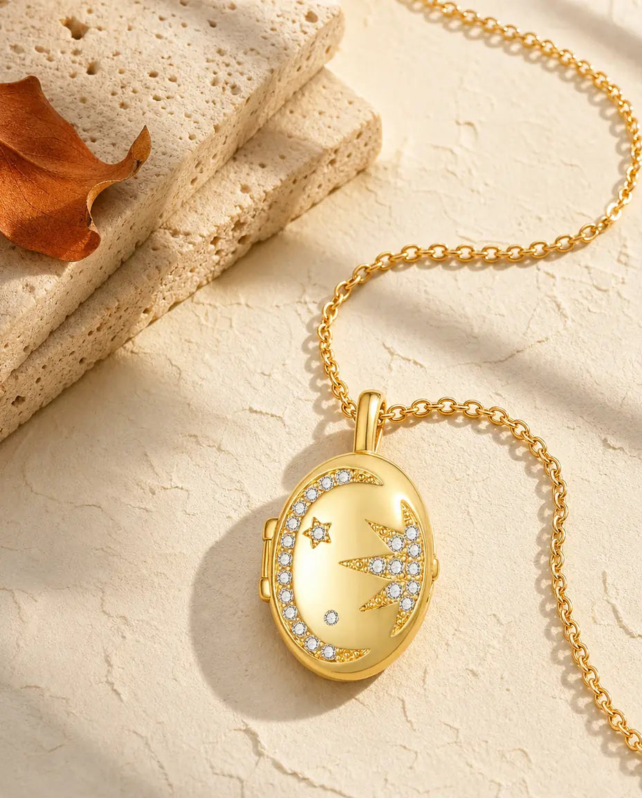 Médaillon ovale personnalisé avec 2 photos – lune et étoile en pavé de cristaux, collier doré