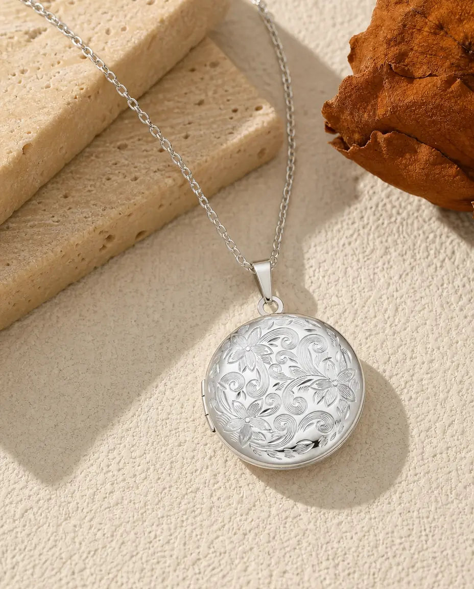 Médaillon rond personnalisé avec 2 photos – gravure florale, collier argenté ou doré, gravure au dos